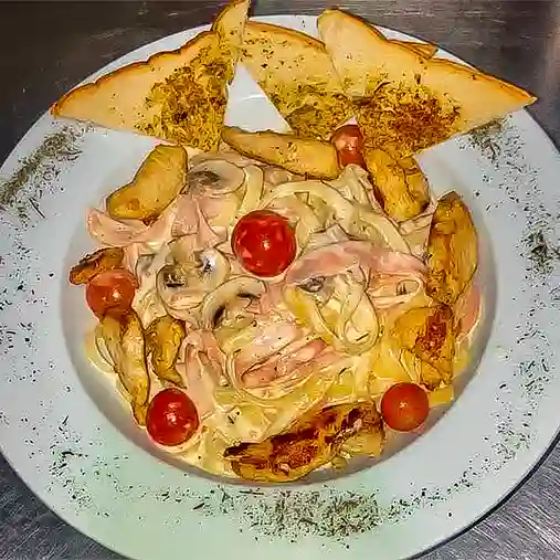 Spaguettis Alfredo con Pollo