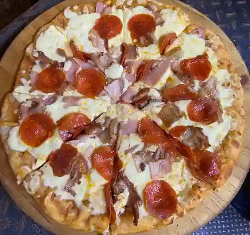 Pizza de Carnes Frías