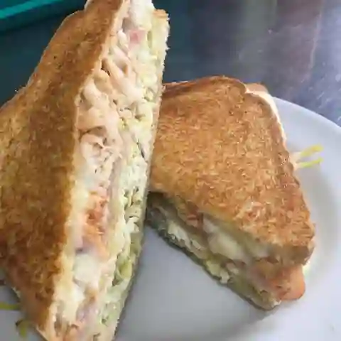 Sándwich Pollo, Jamón y Queso