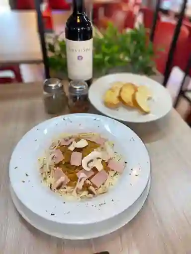 Pasta con Pollo y Champiñones