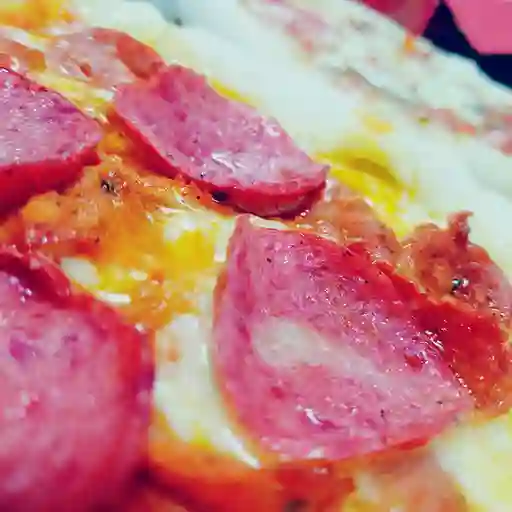 Mediana Pepperoni y Queso