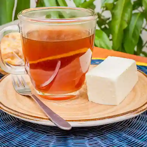 Agua de Panela con Queso