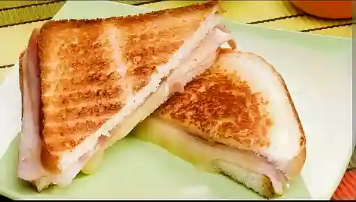 Sándwich Jamón y Queso
