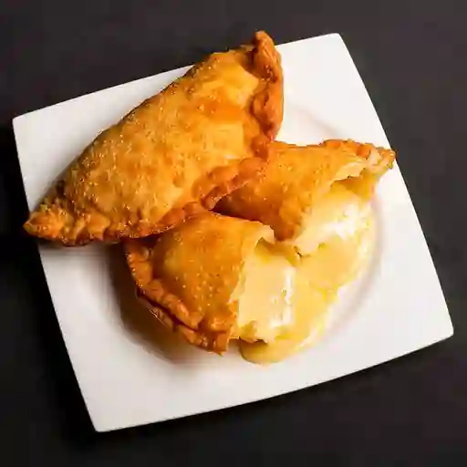 Empanada Carne Esmechada y Queso