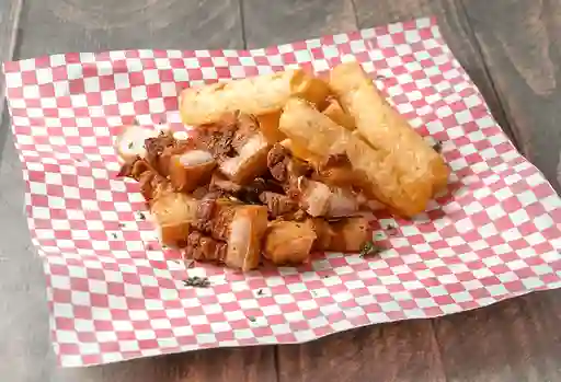 Chicharrón con Palitos de Yuca