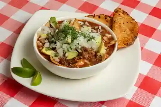 Sopa de Birria con Bebida