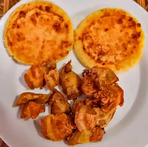 Chicharrón con Arepa