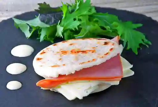 Arepa con Jamón Queso