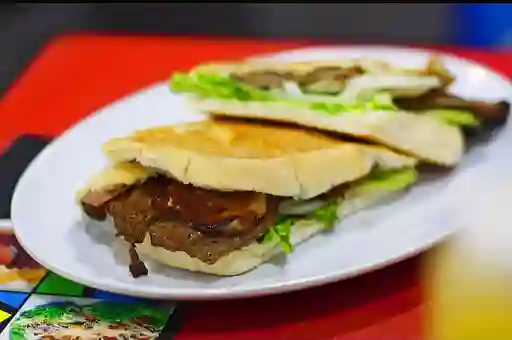 Sándwich de Carne y Aguacate