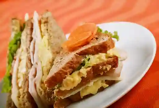 Sándwich con Huevo y Jamón