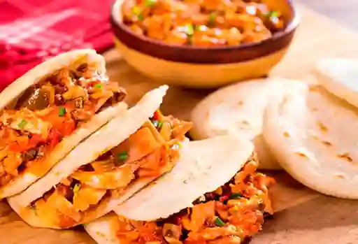 Arepa con Huevo y Salchicha Zenú