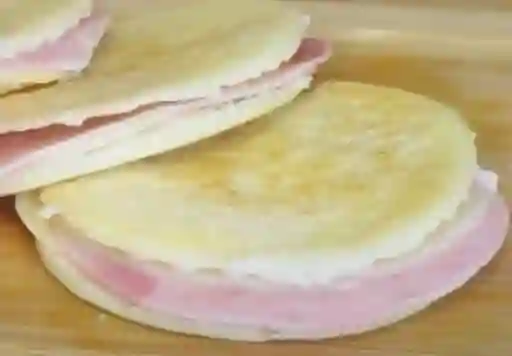 Arepa con Jamón y Queso