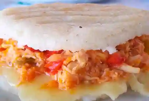 Arepa con Pollo Desmechado