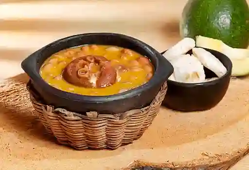 Cazuela de Frijol con Chicharrón