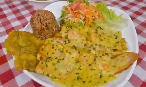 Pescado con Camarones