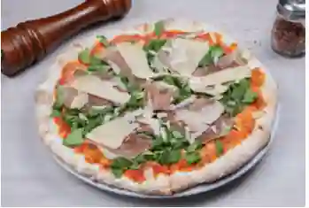 Pizza de Prosciutto, Rúcula & Parmigiano