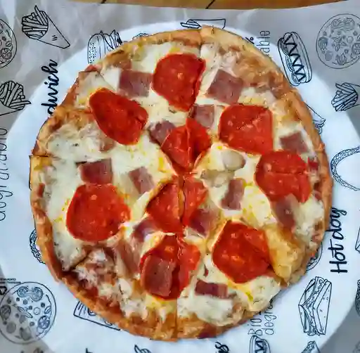 Pizza de Pepperoni Tocineta Mediana