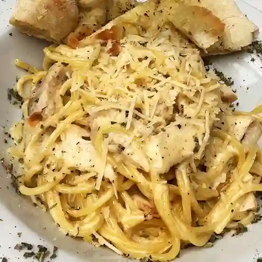 Pasta Alfredo con Pollo