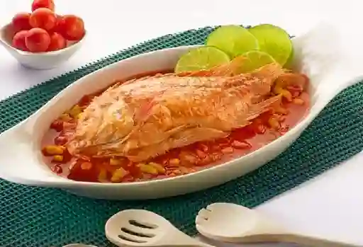 Mojarra en Salsa Criolla