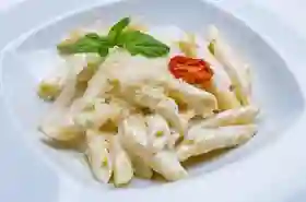 Pasta Corta en Salsa 3 Quesos