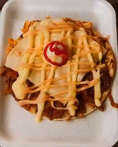 Arepa con Carne Desmechada al Carbón