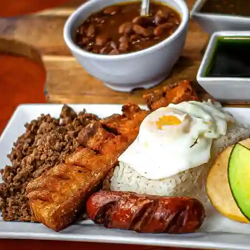 Bandeja Paisa con Chicharron