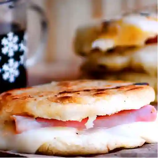 Arepa con Jamon y Queso