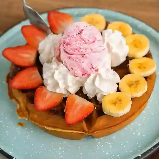 Waffle con Fruta y Helado