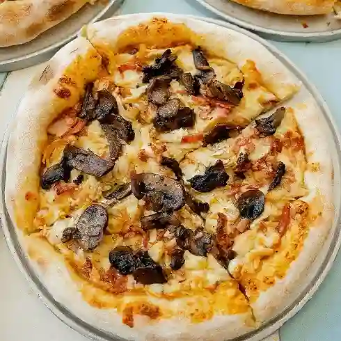 Pizza Mediana Pollo, Tocineta y Champiñones
