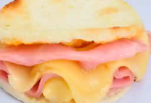 Combo Arepa de Jamón y Queso