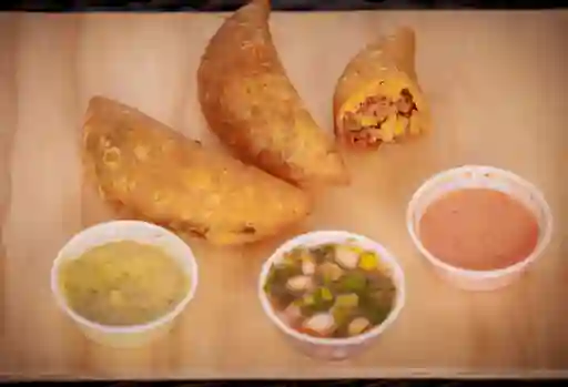 Empanadas de Guiso y Bebida