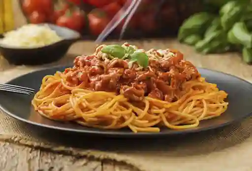 Pasta Alfredo con Pollo y Tocineta