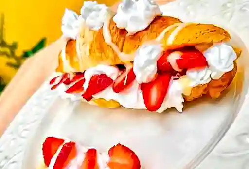 Croissant de Fresas con Crema