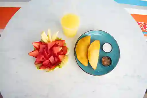 Desayuno Mix de Fruta Picada y Empanadas