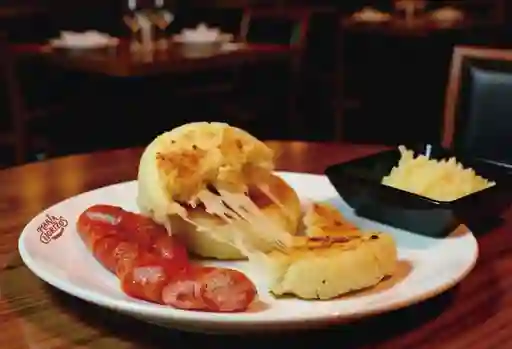 Chorizo con Arepa de Peto