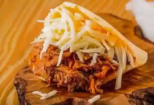 Arepa con Pollo y Queso
