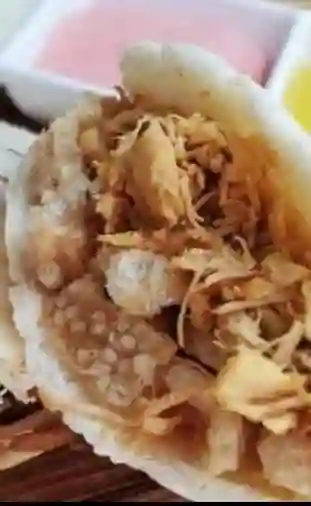 Arepa de Pollo y Chicharrón