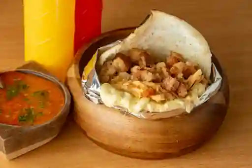 Arepa Pollo y Chicharron