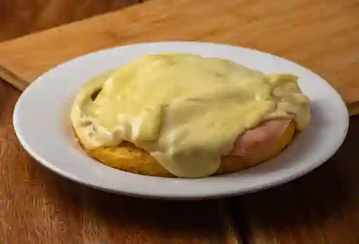 Arepa con Jamón y Queso