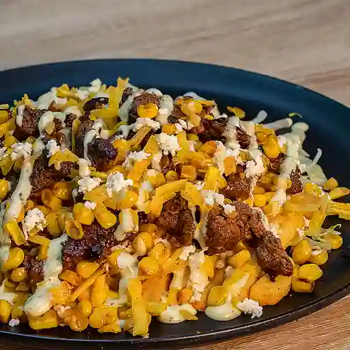 Salchipapa con Maíz y Tocineta