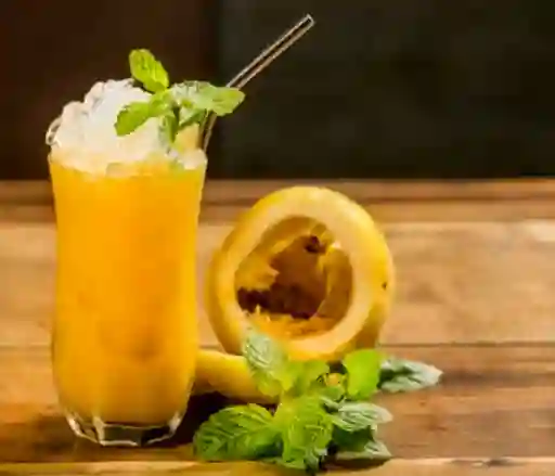 Jugo de Naranja, Piña y Maracuyá 16 Oz