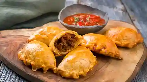 Empanada de Carne Queso y Jamón