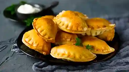 Empanada de Salchicha y Queso