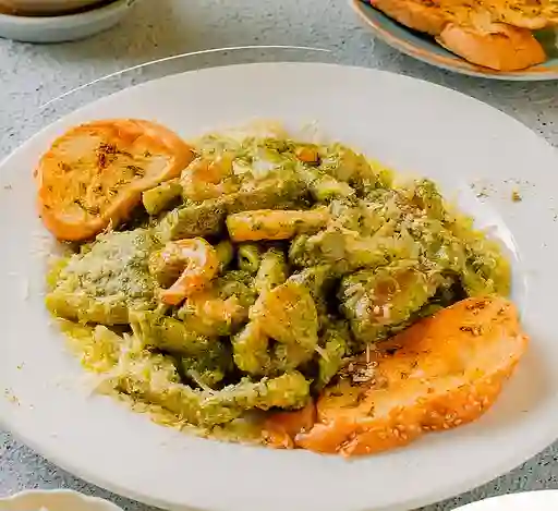 Pasta en Salsa Pesto Camarón y Lomo Fino