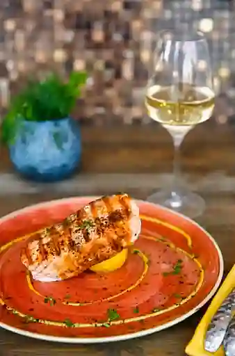 Salmón a la Parrilla con Pasta y Camarón