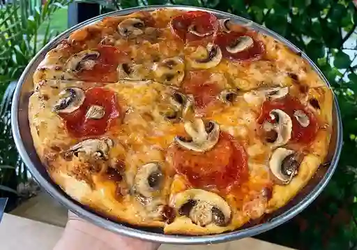 Pizza Salami y Champiñones