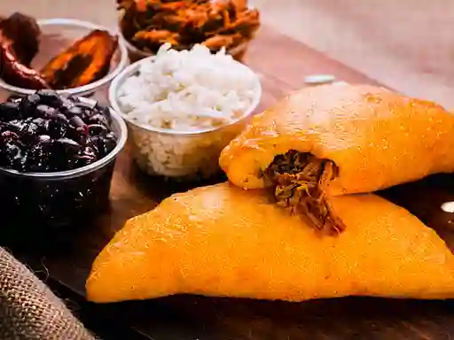 Empanada Frita de Carne Mechada