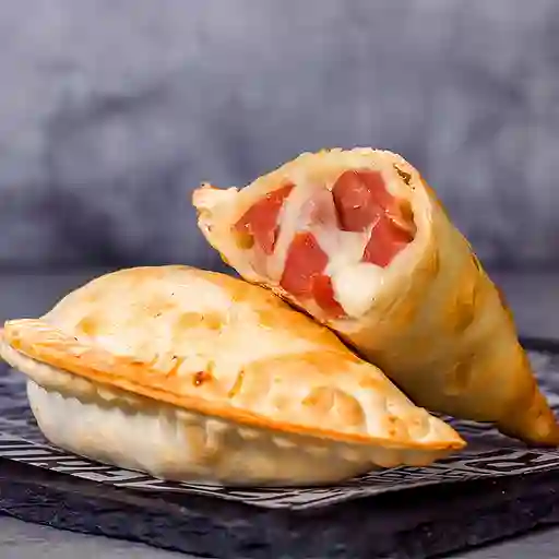 Empanada Frita de Queso y Salchicha