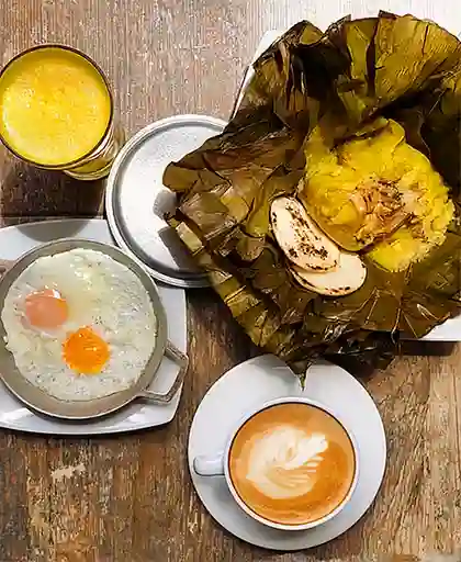 Tamal Sencillo y Huevos Rancheros