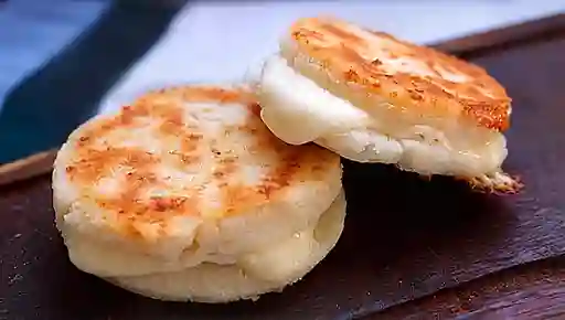 Arepa con Queso y Bocadillo